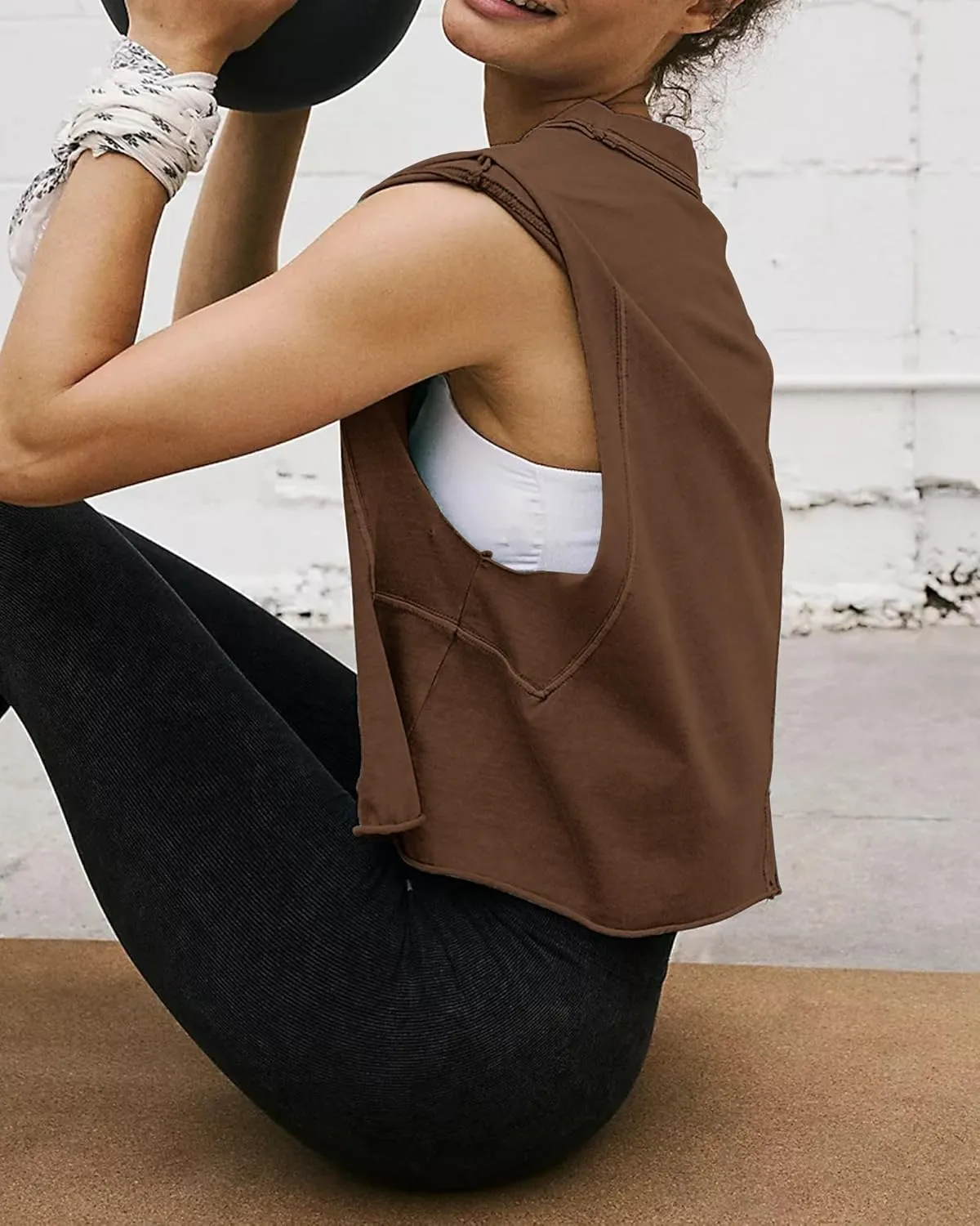 HUGOOME Women Workout Tank Tops Oversized Crop Sleeveless Tee Loose Fit Boxy Basic Yoga Active Summer T Shirts Gym 2025